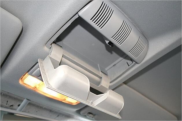 Im Fahrzeughimmel befindet sich ein ausklappbares Brillenfach