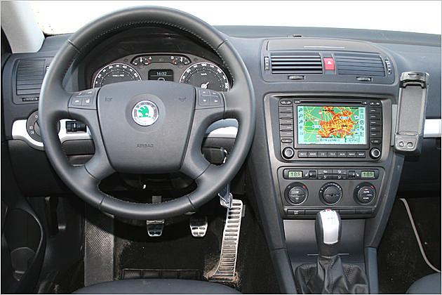 Das Cockpit ist in vornehmen Schwarz und Silber gestaltet