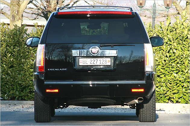 Das Heck des Cadillac schmücken Chromzierleisten
