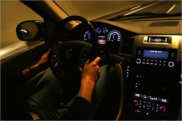 Die Escalade-Kommandozentrale bietet ein schickes Nachtdesign