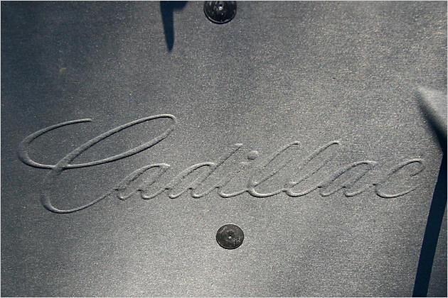 Die Dämmmatte unter der Motorhaube ziert der Markenname