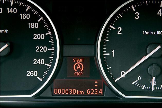 Wenn diese Anzeige leuchtet, hat die Automatik den Motor ausgeschaltet