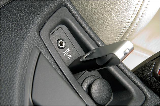 Per USB-Stick oder AUX-Buchse können Musik-Daten übertragen werden