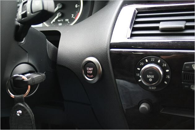 Start-Stop-Knopf: Hier wird der V8 zum Leben erweckt