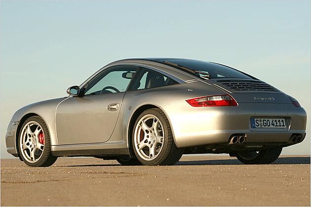 Von hinten wird deutlich, was den Targa zum Targa macht: Das Glasdach