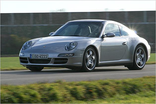 Der Targa 4S mit Tiptronic spurtet in 5,4 Sekunden auf Tempo 100