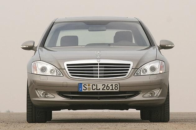 Von vorne scheint das Oberklassemodell von Mercedes zu lächeln
