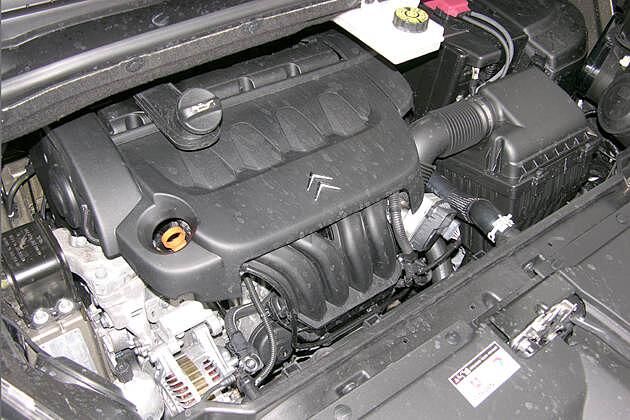 Der Motorraum ist durch einen wartungsunfreundlichen Spalt zugänglich