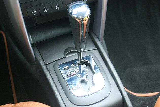 Alternativ gibt es eine Vierstufenautomatik mit manueller Schaltmöglichkeit