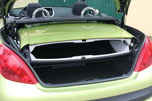 145 Liter: In der Cabrio-Konfiguration bleibt nicht viel Platz im Kofferraum