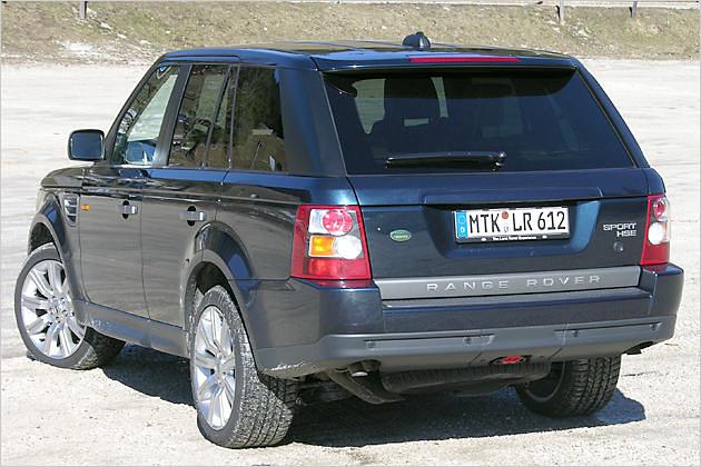 Das schräg abfallende Dach ist eines der Erkennungsmerkmale des Range Rover Sport