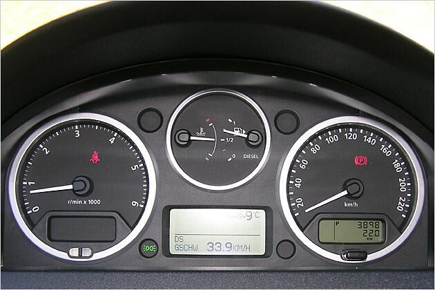 Der Temperatur- und der Tankzeiger in der Mitte sehen sich sehr ähnlich