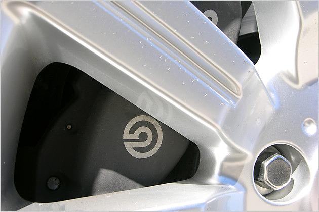 Die Brembo-Bremsen sind ein Privileg von TDV8 und V8 Supercharged