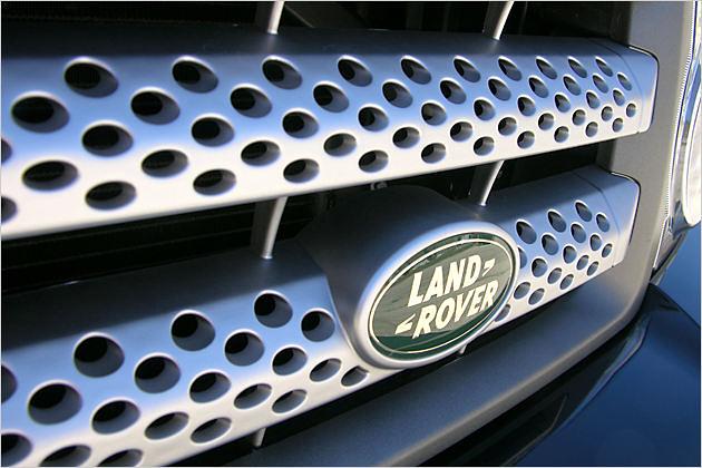 Der gelochte Grill ist das Markenzeichen des Range Rover Sport