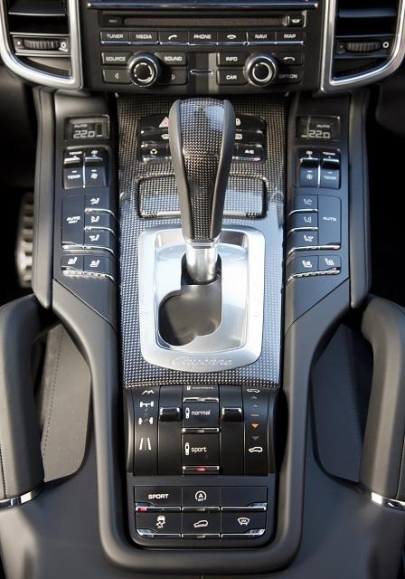 Überladen: Die Mittelkonsole des Porsche Cayenne GTS
