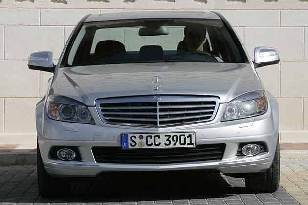 Die Ausstattungen Classic und Elegance gibt es mit Chrom-Grill