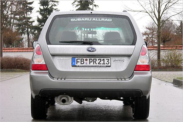 Von hinten guckt der Forester richtig böse