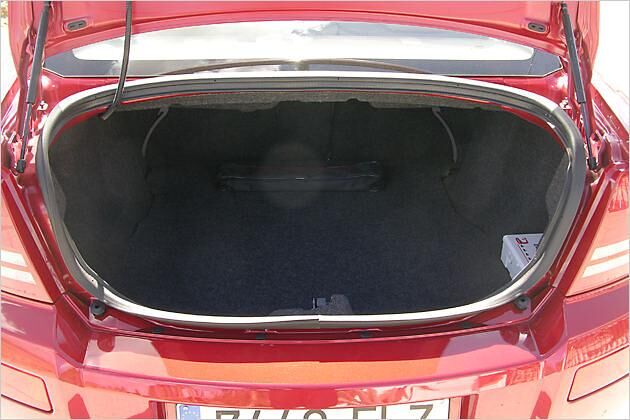 Der Kofferraum des Avenger fasst 438 Liter