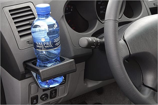 Ausfahrbar: Im Hilux-Cockpit gibt es zwei versteckte Getränkehalter