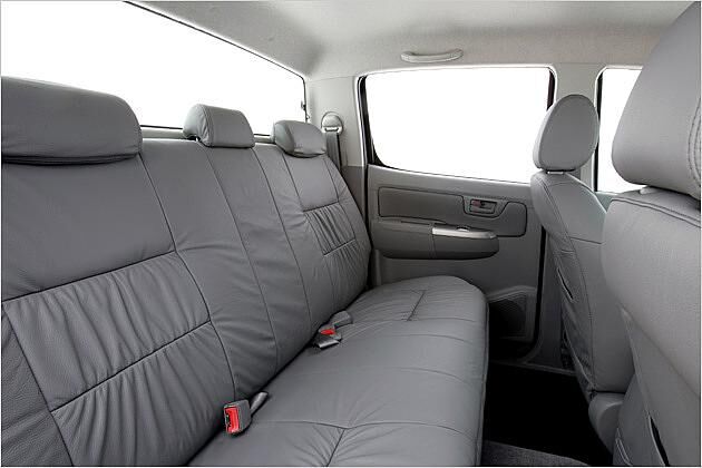 Hinten passen drei weitere Passagiere mit in den Hilux