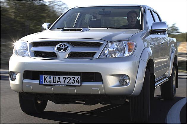 Der Hilux fällt mit seiner bulligen Front auf