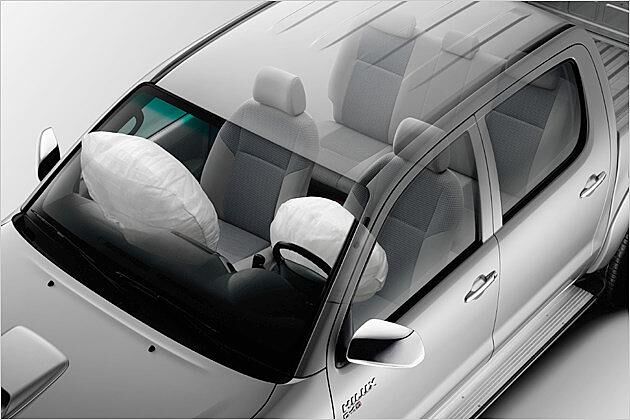 Zwei Airbags gehören zur Serienaussttattung des Hilux
