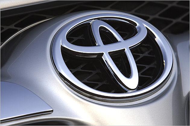 Stolz prangt das Toyota-T im Kühlergrill des Hilux