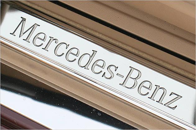 Edel: Einstiegsleisten mit "Mercedes-Benz"-Schriftzug