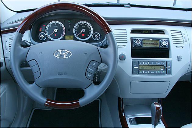 Aufgeräumtes Cockpit mit Holz-Leder-Lenkrad
