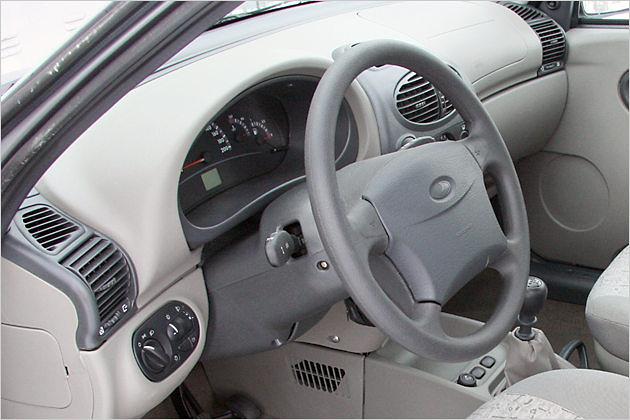 Neu bei Lada: Fahrer und Beifahrer werden von Airbags geschützt