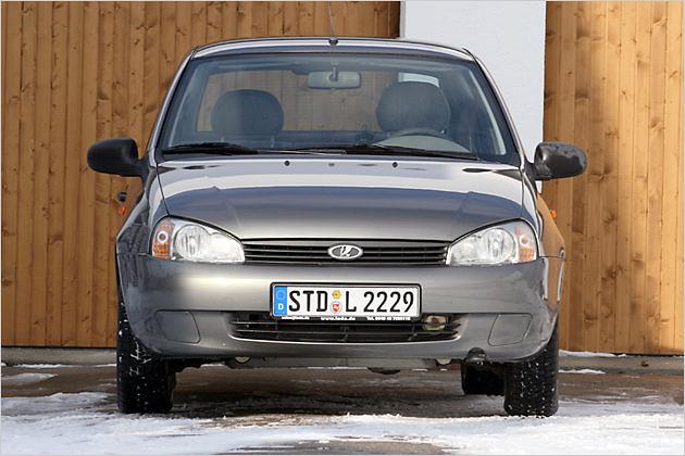 Der Kühlergrill wird vom Lada-Logo, einem Boot, geziert