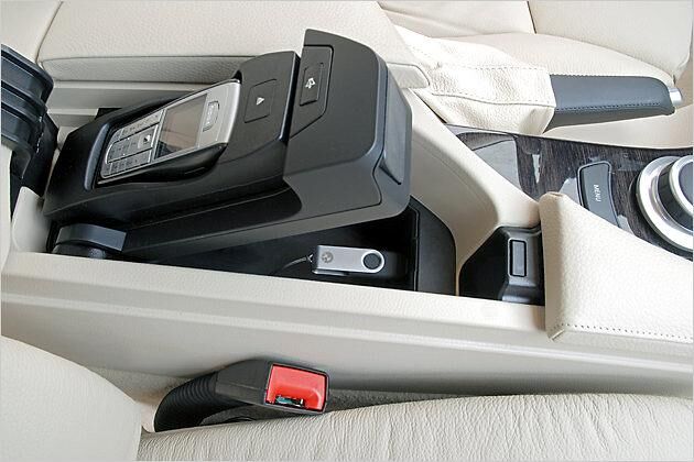 In der Mittelkonsole gibt es einen USB-Anschluss unter der Telefonhalterung