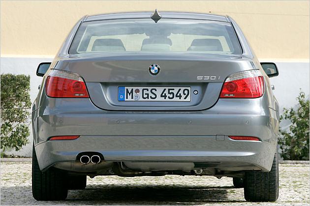 Der 530i hat leicht oval geformte Auspuffenden