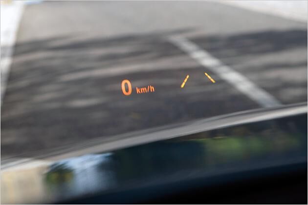 ein Headup-Display projiziert wichtige Werte in die Frontscheibe