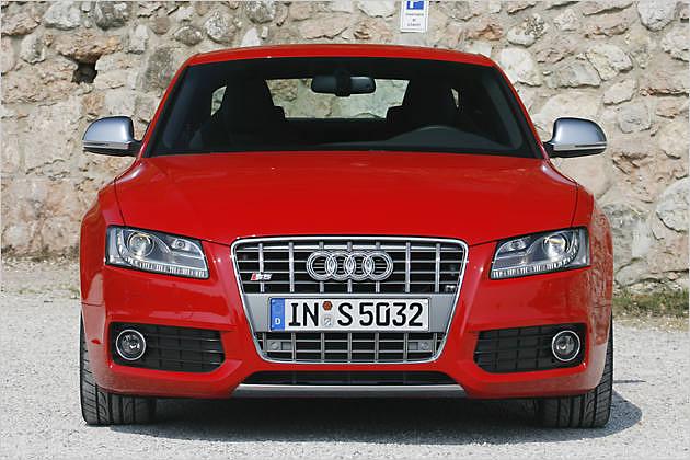 Kennzeichen des S5: Verchromte Gitterstäbe am Kühlergrill