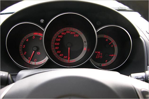 Die Tacho-Anzeige kommt dem Fahrer entgegen