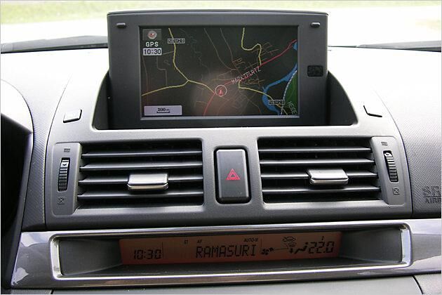 Das Display des Navigationssystems öffnet und schließt sich automatisch