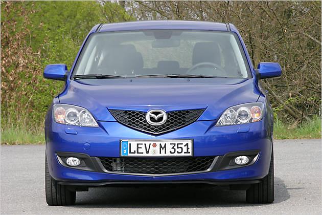 Zwei Kühlergrills filtern die Atemluft des Mazda