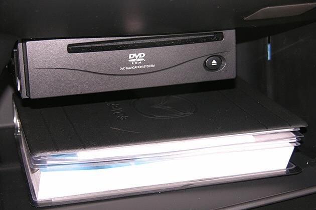 Das DVD-Laufwerk des Navi befindet sich im Handschuhfach