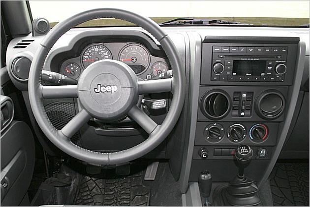 Wenig Charme, aber funktionell: Das Cockpit des Wrangler Unlimited