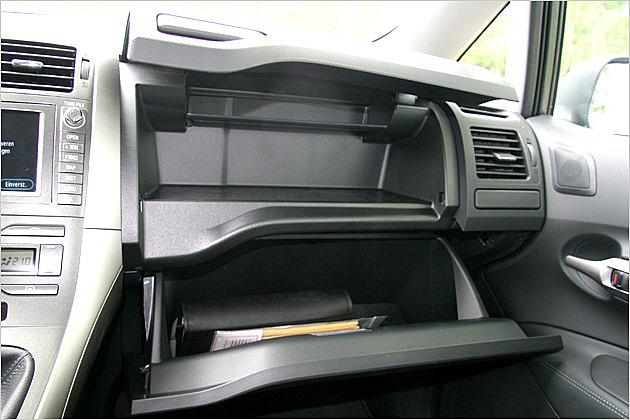 Zwei Klappen, zwei Etagen: Das Handschuhfach im Auris