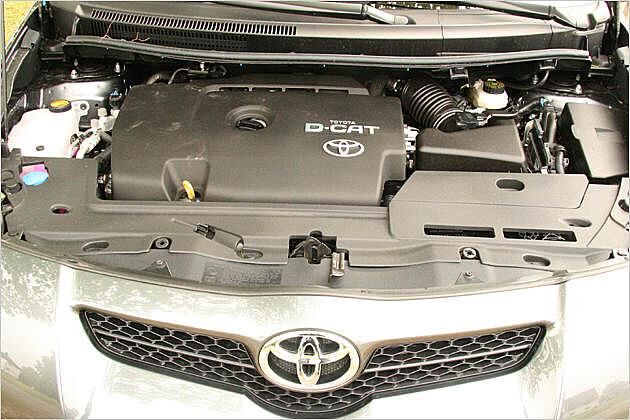 Im Innenraum hört man wenig vom 2,2-Liter-Dieselmotor