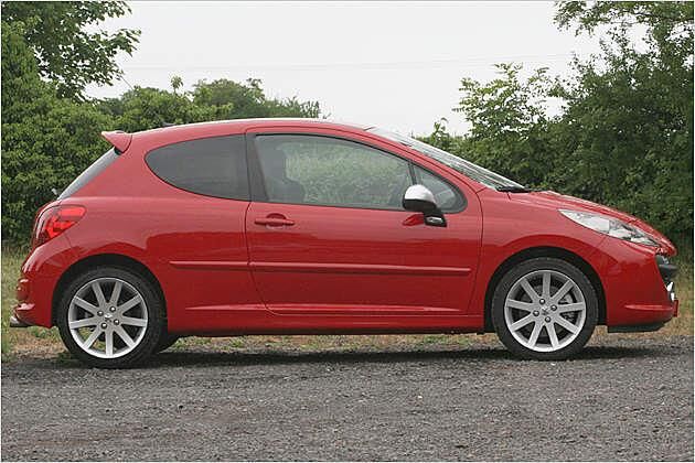 Der kompakte Peugeot hat eine Gesamtlänge von 4,03 Metern