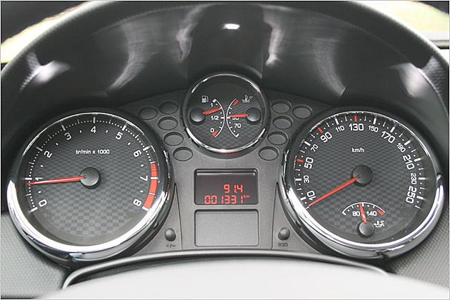 Die drei Tachoinstrumente tragen Chrom als Mantel