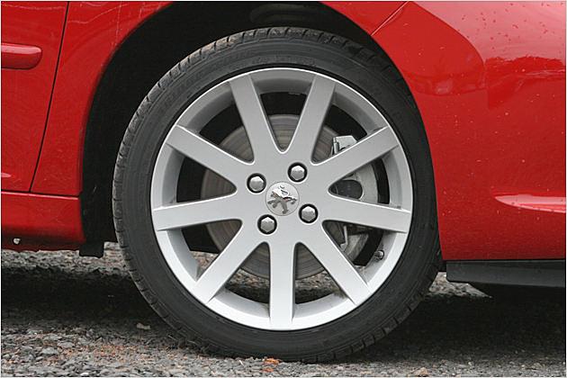 Die 17-Zoll-Leichtmetallfelgen gehören zur Serienausstattung