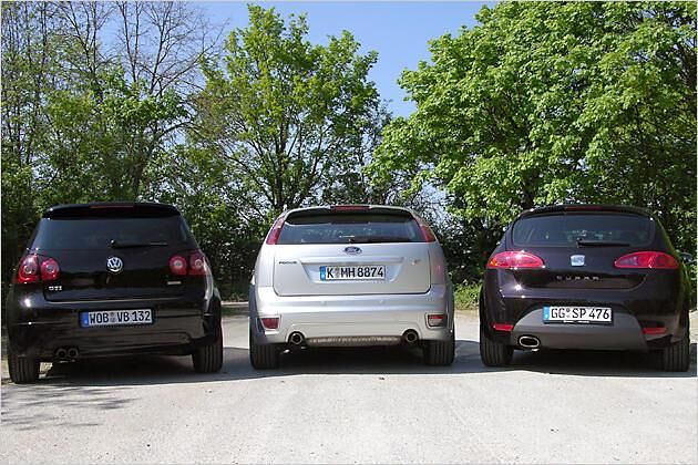 Der Seat Leon Cupra (rechts) hat die höchste Ladekante aller Testkandidaten