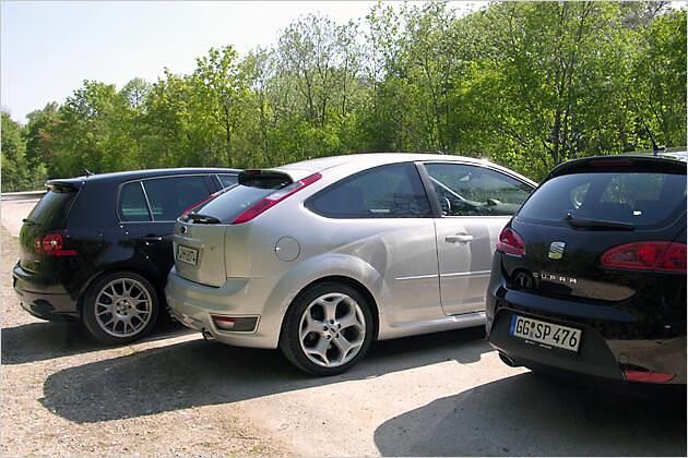 Der Ford (Mitte) fällt durch sein trendig-coupéförmiges Heck auf