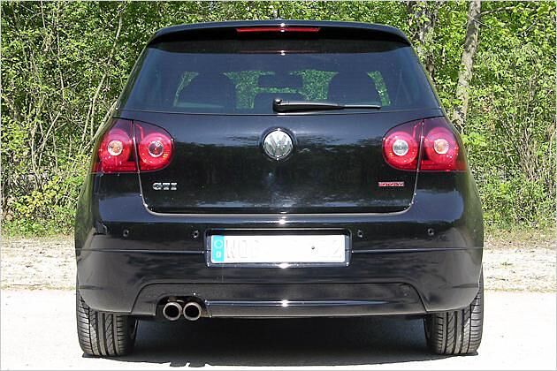 Der GTI Edition 30 schmückt sich mit einem geradezu schlicht wirkenden Doppelendrohr