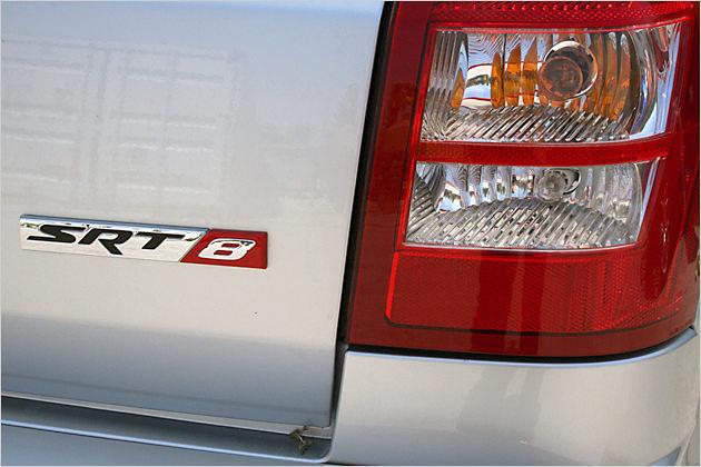 Der SRT8-Motor mit seinen 430 PS ist ein mächtiges Aggregat, das aber auch mächtig durstig ist