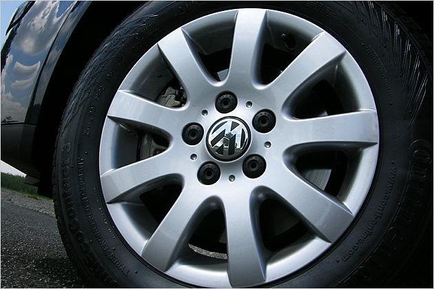 Vorne und hinten verzögern Scheibenbremsen den Golf TSI 1.4 90 kW